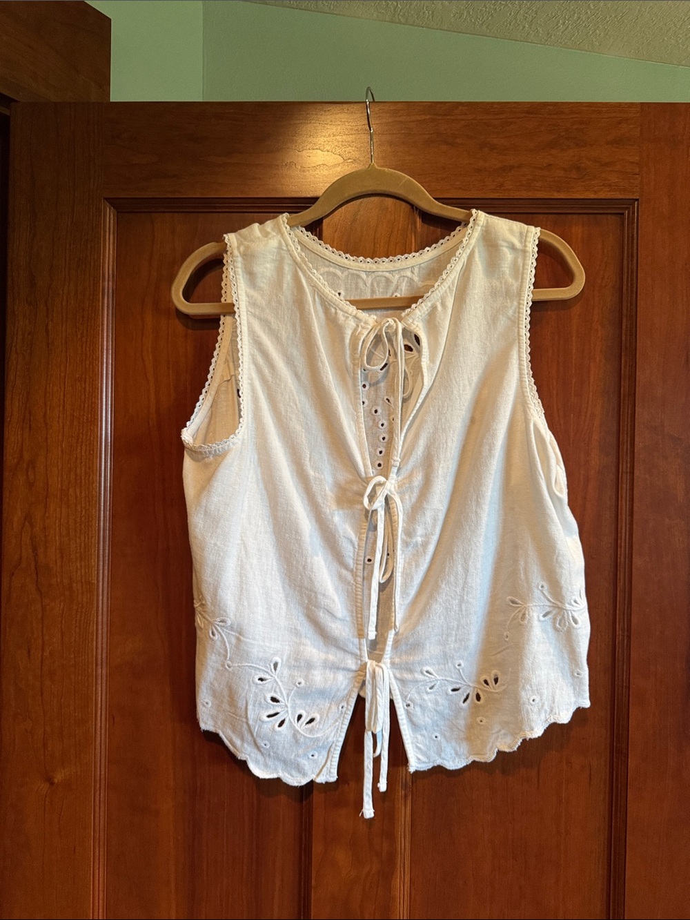 Abercrombie & Fitch White Eyelet Sleeveless top - Picture 3 of 4
